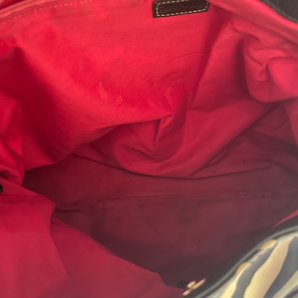 Dooney & Bourke large shoulder bag! Black & white hold metal accents red inside. - Picture 5 of 9